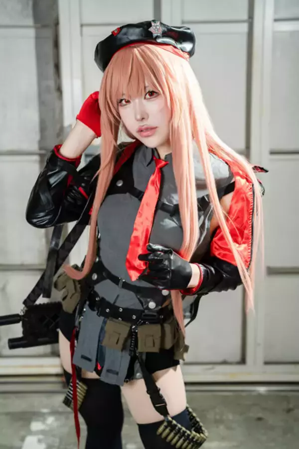 「【コスプレ】くびれたウエストからの美尻×美脚がかっこいい！『NIKKE』ラピの美女レイヤーが大胆なポージングで魅せる【写真10枚】」の画像