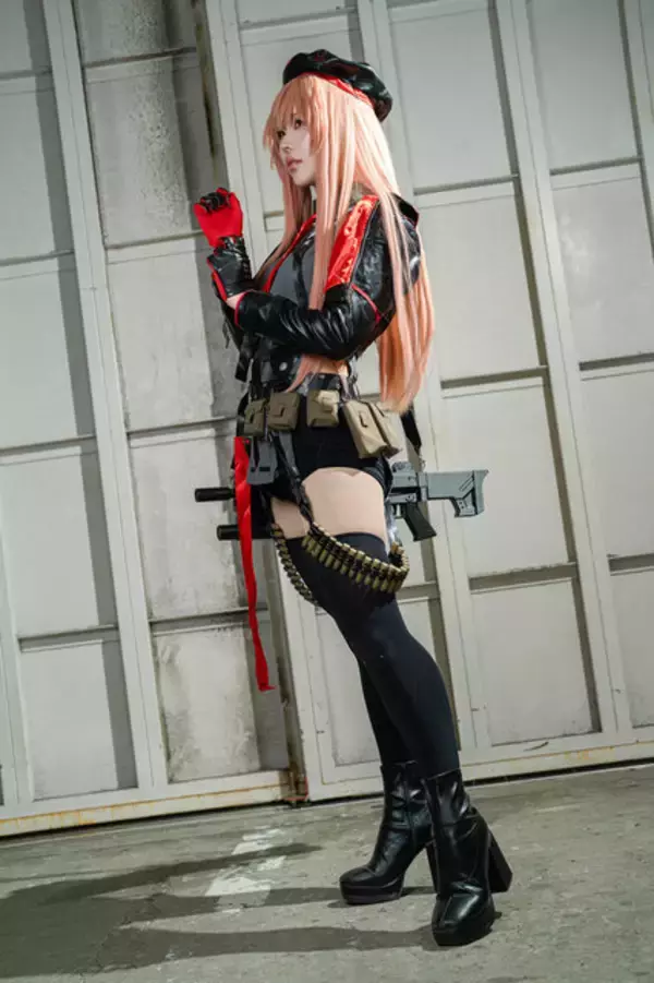 「【コスプレ】くびれたウエストからの美尻×美脚がかっこいい！『NIKKE』ラピの美女レイヤーが大胆なポージングで魅せる【写真10枚】」の画像