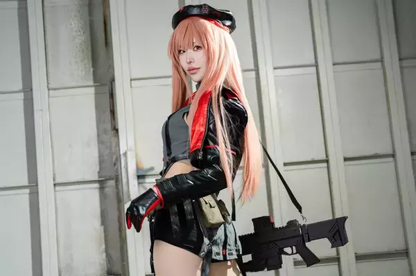 「【コスプレ】くびれたウエストからの美尻×美脚がかっこいい！『NIKKE』ラピの美女レイヤーが大胆なポージングで魅せる【写真10枚】」の画像