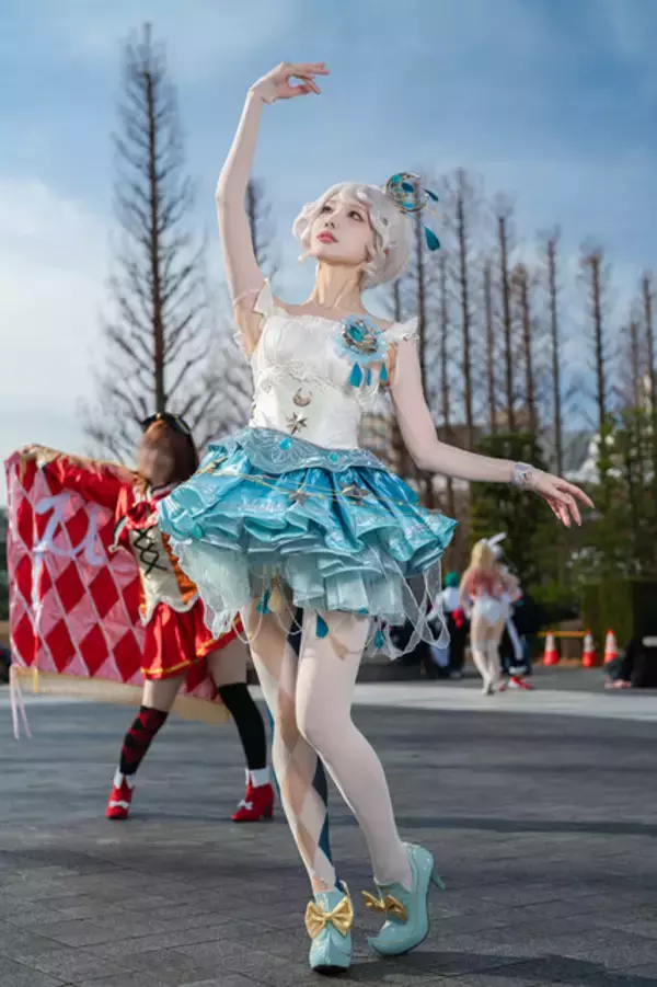 「【コスプレ】バレリーナのような優美なポージングで見る者を惹きつける！美脚が素晴らしい『第五人格』踊り子の美女レイヤー【写真9枚】」の画像