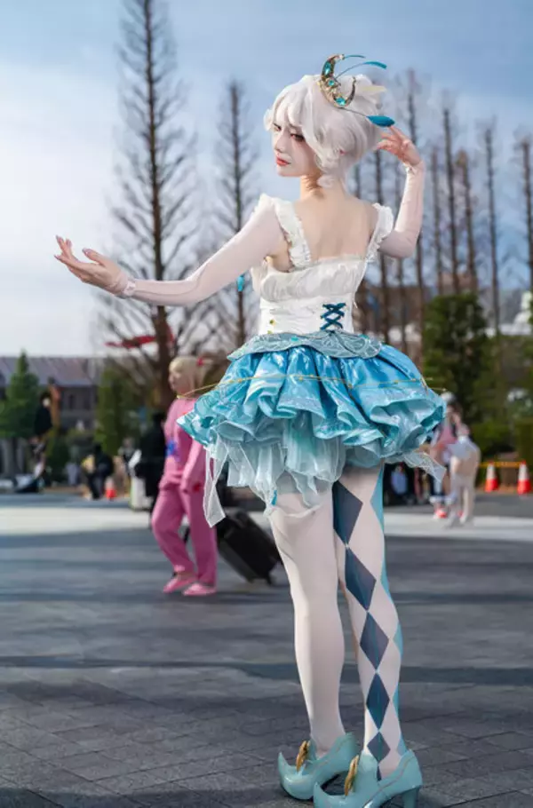 「【コスプレ】バレリーナのような優美なポージングで見る者を惹きつける！美脚が素晴らしい『第五人格』踊り子の美女レイヤー【写真9枚】」の画像