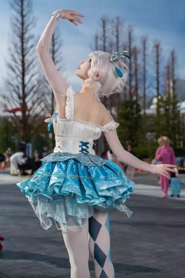 「【コスプレ】バレリーナのような優美なポージングで見る者を惹きつける！美脚が素晴らしい『第五人格』踊り子の美女レイヤー【写真9枚】」の画像