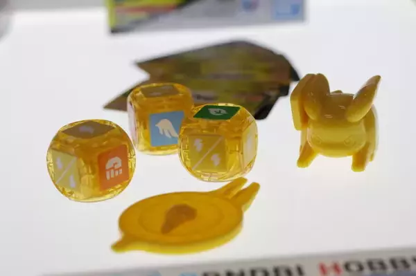 「ポケモン30周年で復活した「プラコロ」を先行体験！安定かロマンか、“サイコロで戦うポケモンバトル”の魅力をお届け」の画像