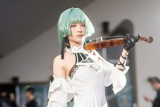 【コスプレ】小柄でスレンダーなヴァイオリニストの存在感がすごい！絵画のような『鳴潮』フローヴァの演奏が聞こえてきそう【写真8枚】