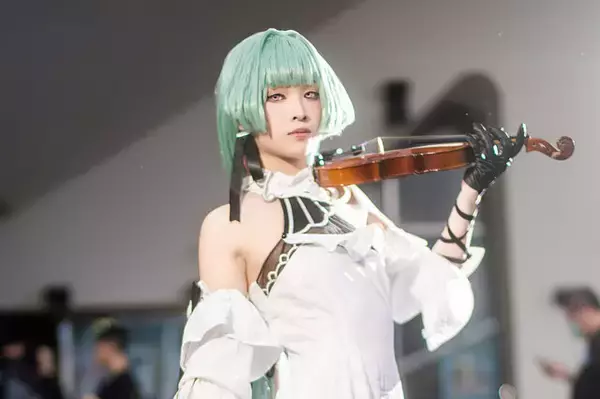 【コスプレ】小柄でスレンダーなヴァイオリニストの存在感がすごい！絵画のような『鳴潮』フローヴァの演奏が聞こえてきそう【写真8枚】