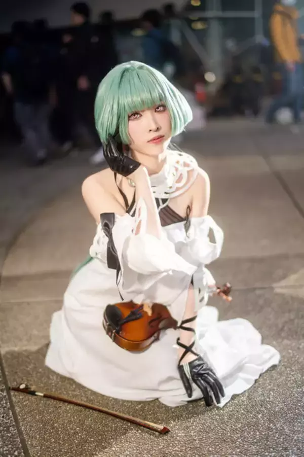 「【コスプレ】小柄でスレンダーなヴァイオリニストの存在感がすごい！絵画のような『鳴潮』フローヴァの演奏が聞こえてきそう【写真8枚】」の画像