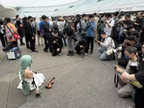 「【コスプレ】小柄でスレンダーなヴァイオリニストの存在感がすごい！絵画のような『鳴潮』フローヴァの演奏が聞こえてきそう【写真8枚】」の画像