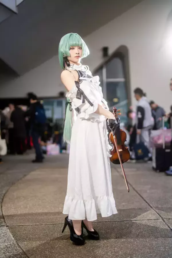 「【コスプレ】小柄でスレンダーなヴァイオリニストの存在感がすごい！絵画のような『鳴潮』フローヴァの演奏が聞こえてきそう【写真8枚】」の画像