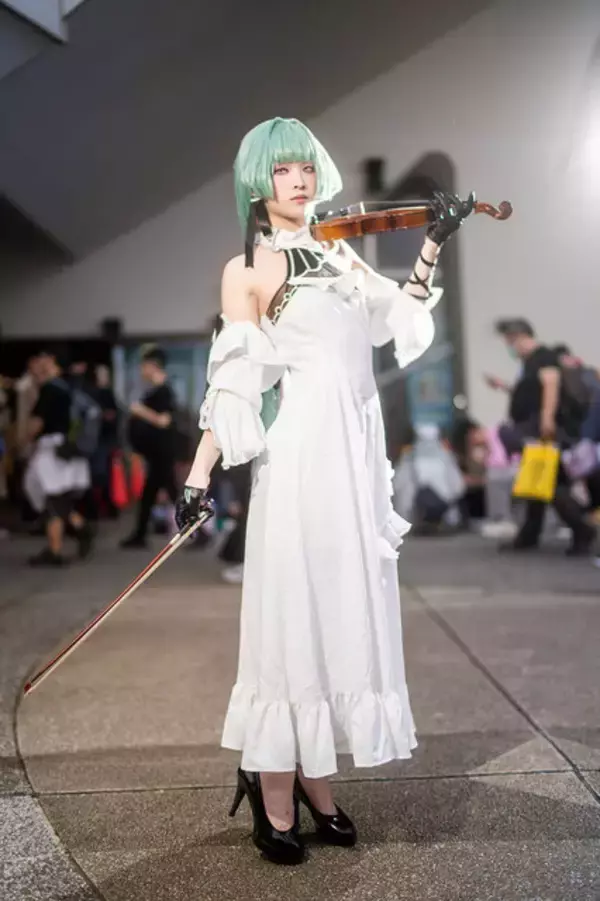 「【コスプレ】小柄でスレンダーなヴァイオリニストの存在感がすごい！絵画のような『鳴潮』フローヴァの演奏が聞こえてきそう【写真8枚】」の画像