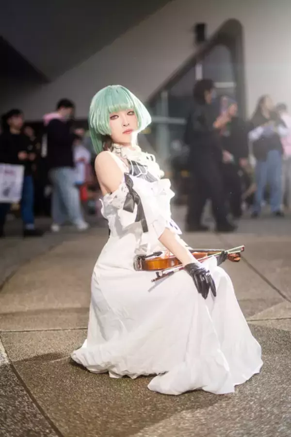 「【コスプレ】小柄でスレンダーなヴァイオリニストの存在感がすごい！絵画のような『鳴潮』フローヴァの演奏が聞こえてきそう【写真8枚】」の画像