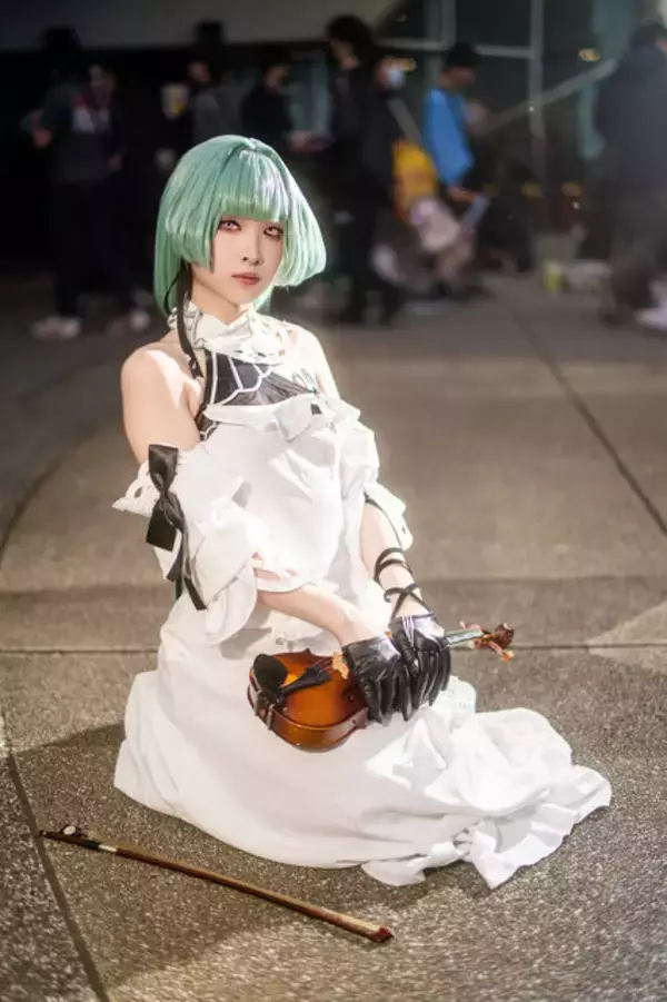 「【コスプレ】小柄でスレンダーなヴァイオリニストの存在感がすごい！絵画のような『鳴潮』フローヴァの演奏が聞こえてきそう【写真8枚】」の画像