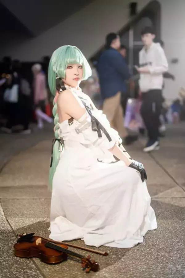 「【コスプレ】小柄でスレンダーなヴァイオリニストの存在感がすごい！絵画のような『鳴潮』フローヴァの演奏が聞こえてきそう【写真8枚】」の画像