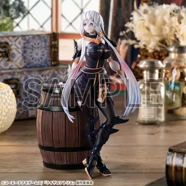 「「ライザのアトリエ」より「ライザ」「リラ」がプライズに！たるに寄りかかり、こちらを見つめるポーズにキュン」の画像