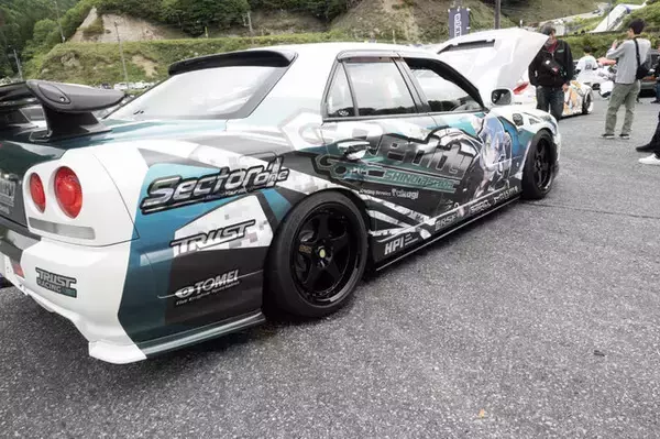 「「SPY×FAMILY」「フリーレン」「リコリス」から懐かしの「Angel Beats!」まで！奥伊吹に集った人気アニメの痛車まとめ【ARCChampionship 2025フォトレポ】」の画像