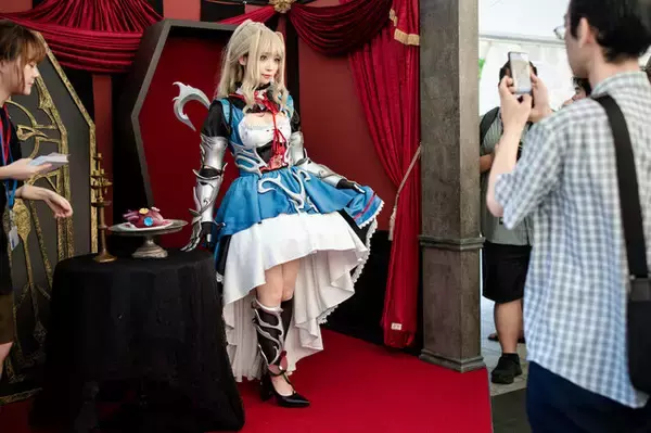 「【コスプレ】人気コスプレイヤー・伊織もえ降臨！『シルバー・アンド・ブラッド』のイベントで見せた血を捧げたくなる可愛さ【写真13枚】」の画像