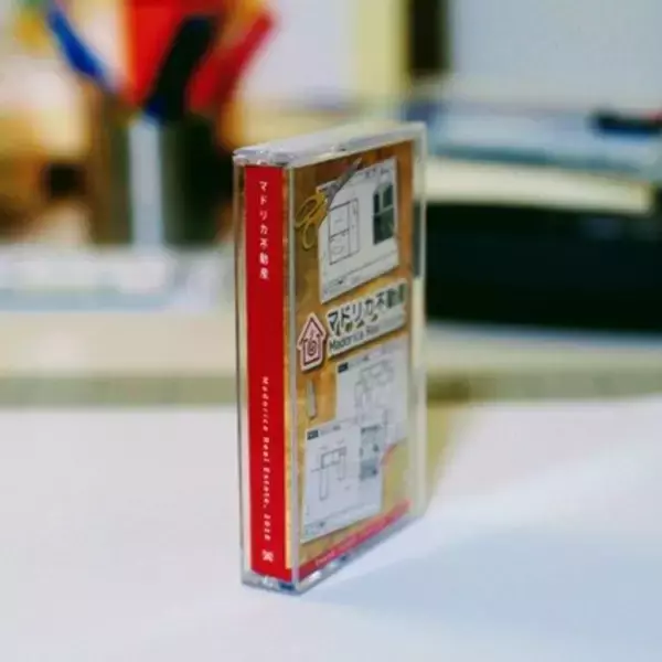 「紙とペンで挑む高評価謎解きゲー『マドリカ不動産』、続編制作決定！懐かしい「カセットテープ」形式のサントラも発売」の画像