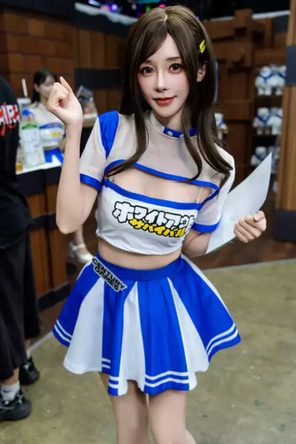 「【コスプレ】長身美女コンパニオンがスタイル抜群すぎる！『ホワイトアウト・サバイバル』ブースで美しいウインクに撃ち抜かれた【写真10枚】」の画像