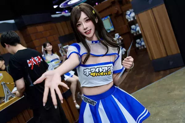 「【コスプレ】長身美女コンパニオンがスタイル抜群すぎる！『ホワイトアウト・サバイバル』ブースで美しいウインクに撃ち抜かれた【写真10枚】」の画像