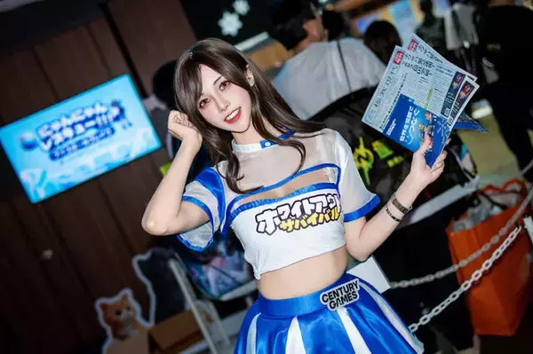 「【コスプレ】長身美女コンパニオンがスタイル抜群すぎる！『ホワイトアウト・サバイバル』ブースで美しいウインクに撃ち抜かれた【写真10枚】」の画像