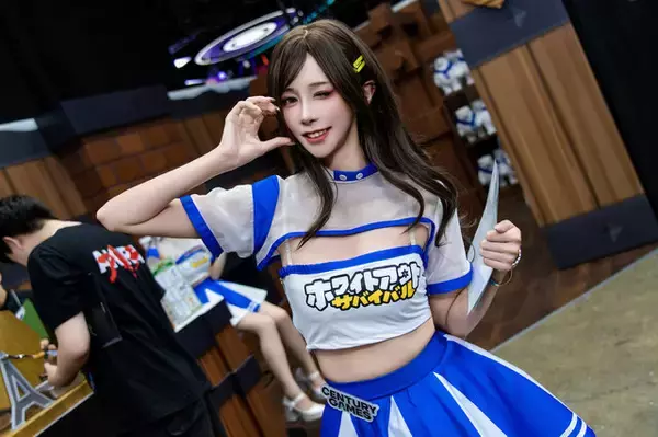 「【コスプレ】長身美女コンパニオンがスタイル抜群すぎる！『ホワイトアウト・サバイバル』ブースで美しいウインクに撃ち抜かれた【写真10枚】」の画像