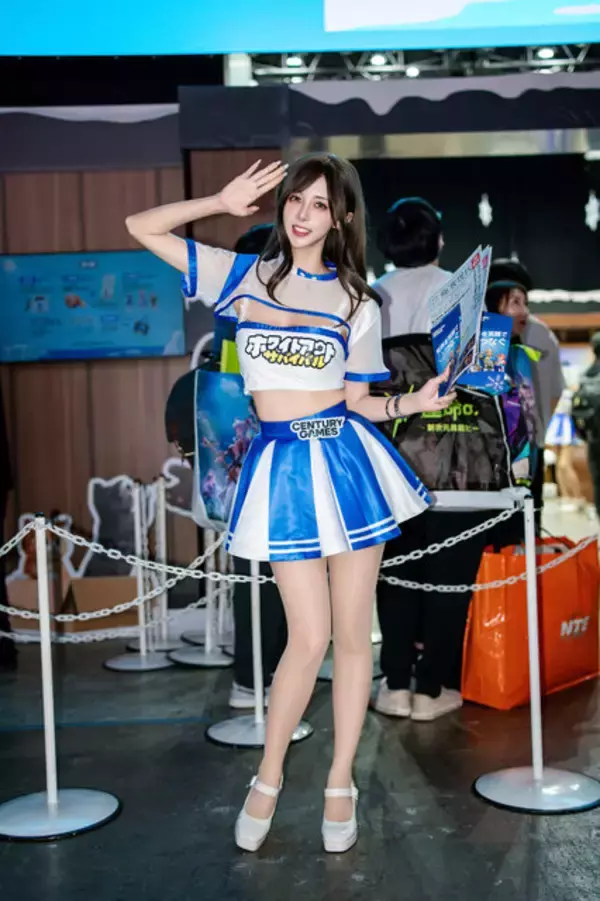 「【コスプレ】長身美女コンパニオンがスタイル抜群すぎる！『ホワイトアウト・サバイバル』ブースで美しいウインクに撃ち抜かれた【写真10枚】」の画像