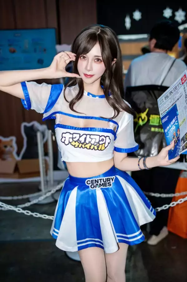 「【コスプレ】長身美女コンパニオンがスタイル抜群すぎる！『ホワイトアウト・サバイバル』ブースで美しいウインクに撃ち抜かれた【写真10枚】」の画像