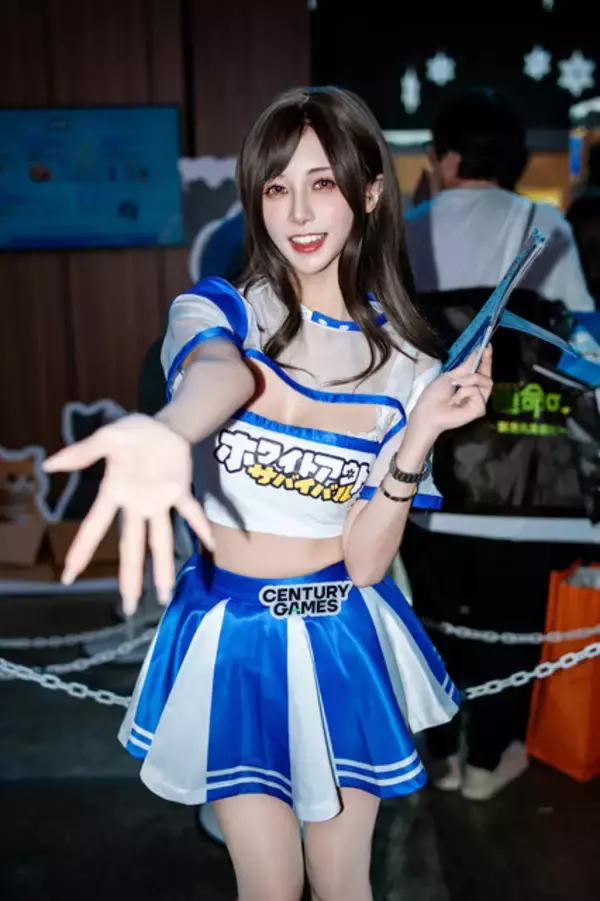 「【コスプレ】長身美女コンパニオンがスタイル抜群すぎる！『ホワイトアウト・サバイバル』ブースで美しいウインクに撃ち抜かれた【写真10枚】」の画像