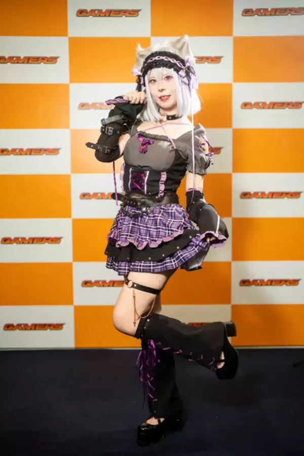 「【コスプレ】チェックのミニスカから美脚をチラ見せ！スタイル抜群な猫耳メイドが見せるちょっぴりクールな表情にドキッ【写真7枚】」の画像
