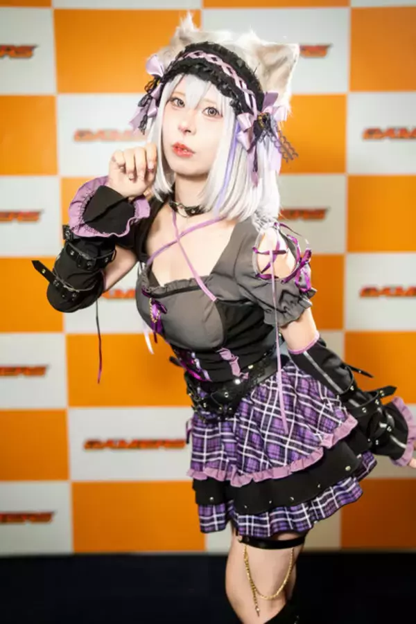 「【コスプレ】チェックのミニスカから美脚をチラ見せ！スタイル抜群な猫耳メイドが見せるちょっぴりクールな表情にドキッ【写真7枚】」の画像