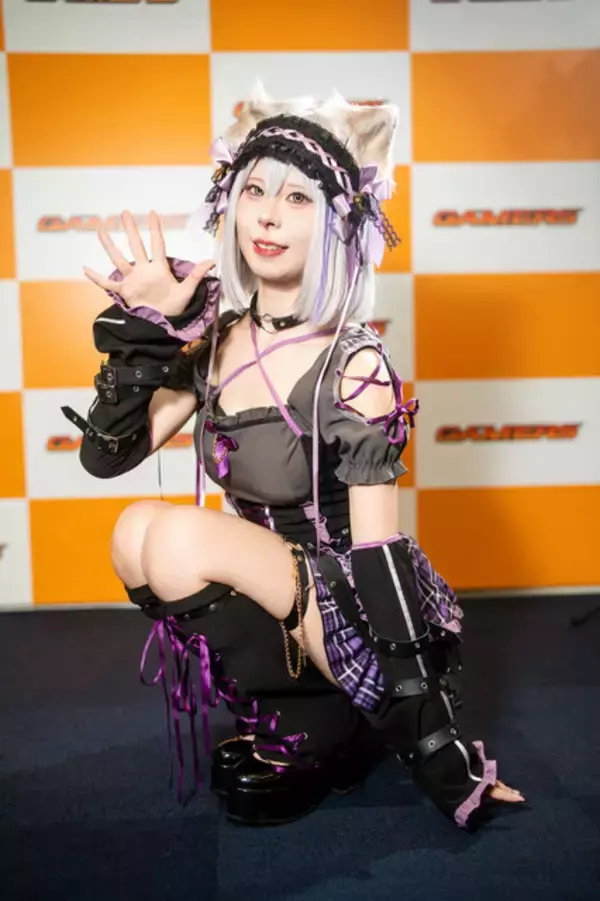 「【コスプレ】チェックのミニスカから美脚をチラ見せ！スタイル抜群な猫耳メイドが見せるちょっぴりクールな表情にドキッ【写真7枚】」の画像