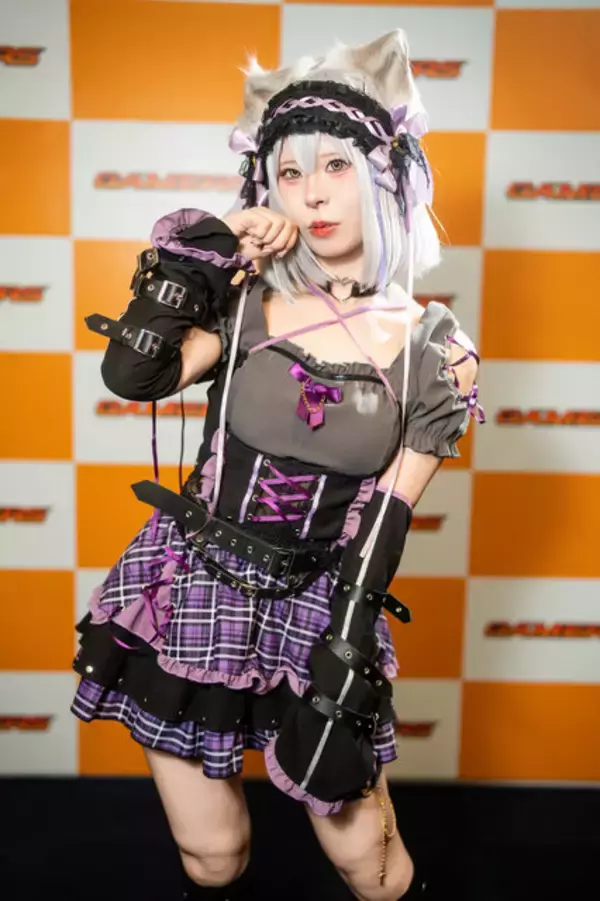 「【コスプレ】チェックのミニスカから美脚をチラ見せ！スタイル抜群な猫耳メイドが見せるちょっぴりクールな表情にドキッ【写真7枚】」の画像