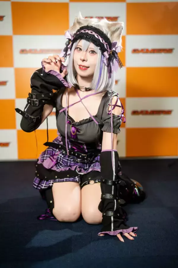 「【コスプレ】チェックのミニスカから美脚をチラ見せ！スタイル抜群な猫耳メイドが見せるちょっぴりクールな表情にドキッ【写真7枚】」の画像