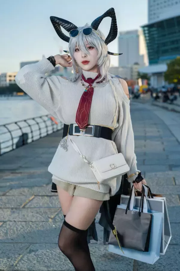 「【コスプレ】タイトなパンツ姿がかっこいいだけじゃない！『鳴潮』ザンニーの私服は肩出しニット×ショーパンで海辺に映えるエモさ【写真8枚】」の画像