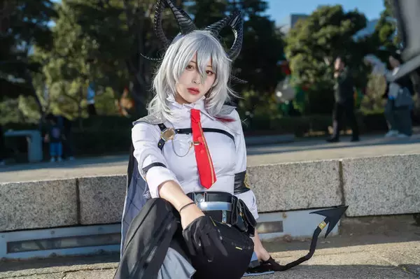 「【コスプレ】タイトなパンツ姿がかっこいいだけじゃない！『鳴潮』ザンニーの私服は肩出しニット×ショーパンで海辺に映えるエモさ【写真8枚】」の画像