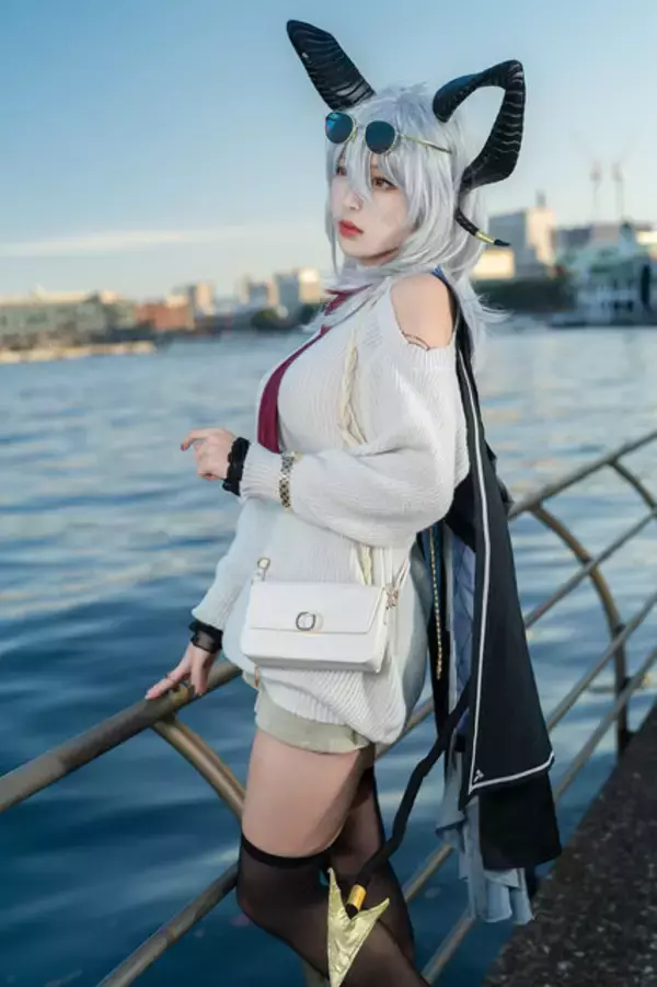 「【コスプレ】タイトなパンツ姿がかっこいいだけじゃない！『鳴潮』ザンニーの私服は肩出しニット×ショーパンで海辺に映えるエモさ【写真8枚】」の画像