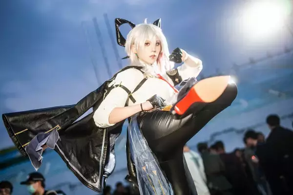 「【コスプレ】長い脚を惜しみになく使ったアクションポーズがかっこいい！八頭身な台湾美女の『鳴潮』ザンニーの蹴りがド迫力すぎ【写真8枚】」の画像