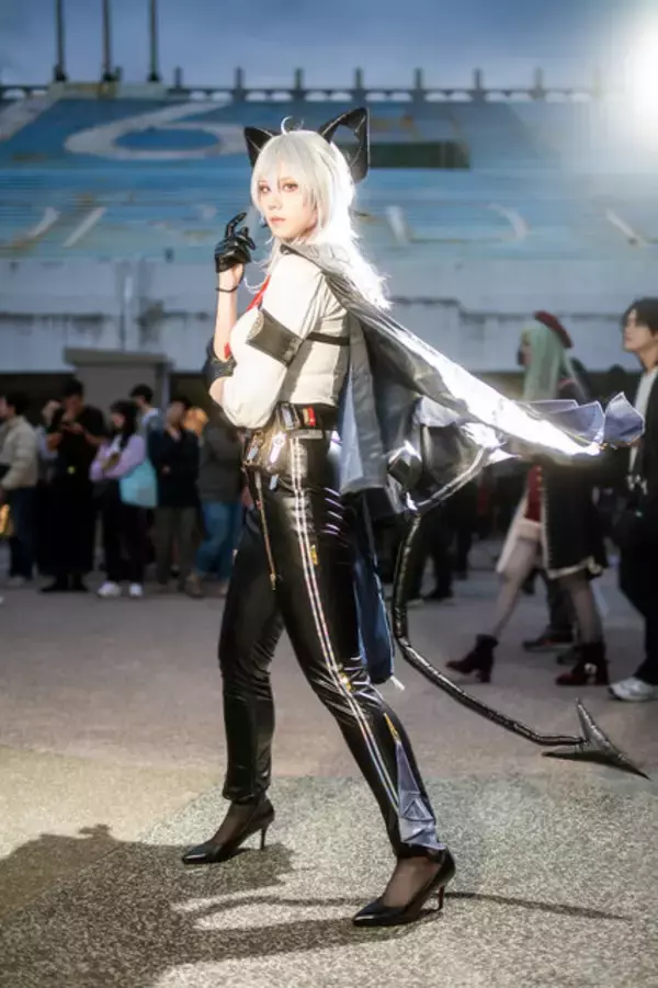 「【コスプレ】長い脚を惜しみになく使ったアクションポーズがかっこいい！八頭身な台湾美女の『鳴潮』ザンニーの蹴りがド迫力すぎ【写真8枚】」の画像