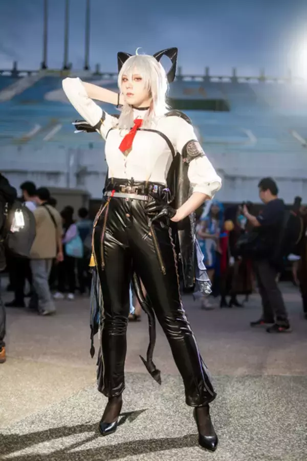 「【コスプレ】長い脚を惜しみになく使ったアクションポーズがかっこいい！八頭身な台湾美女の『鳴潮』ザンニーの蹴りがド迫力すぎ【写真8枚】」の画像