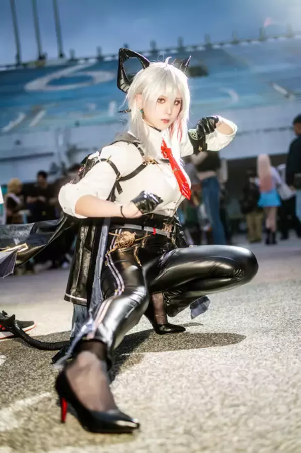 「【コスプレ】長い脚を惜しみになく使ったアクションポーズがかっこいい！八頭身な台湾美女の『鳴潮』ザンニーの蹴りがド迫力すぎ【写真8枚】」の画像