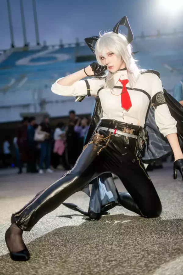 「【コスプレ】長い脚を惜しみになく使ったアクションポーズがかっこいい！八頭身な台湾美女の『鳴潮』ザンニーの蹴りがド迫力すぎ【写真8枚】」の画像