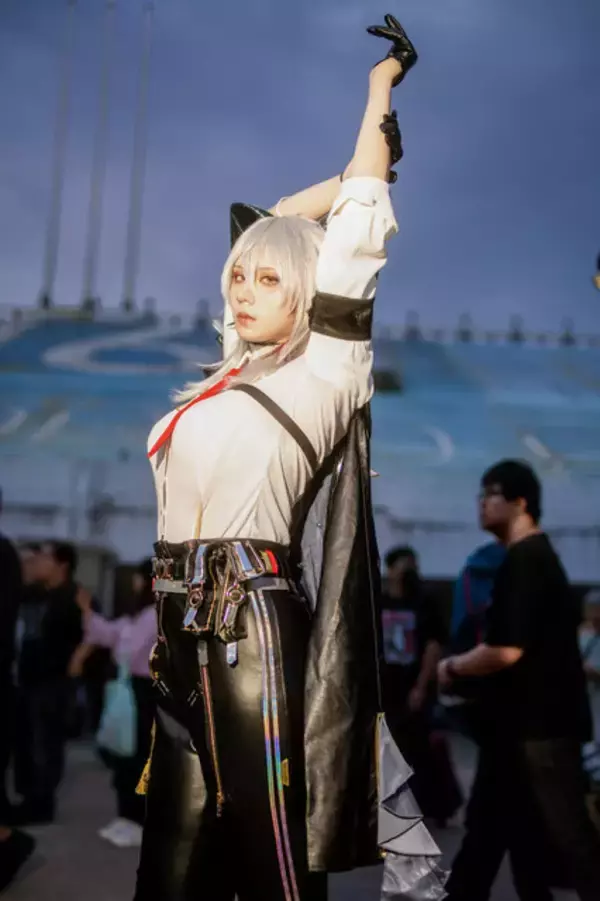 「【コスプレ】長い脚を惜しみになく使ったアクションポーズがかっこいい！八頭身な台湾美女の『鳴潮』ザンニーの蹴りがド迫力すぎ【写真8枚】」の画像