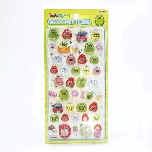 「たまごっちの「ボンボンドロップシール」が抽選販売！まめっちとくちぱっちの2種、それぞれに本体やおやじっちなどを収録」の画像