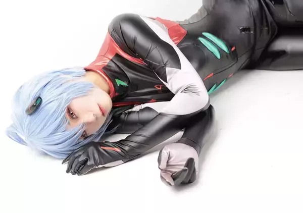 【コスプレ】3月30日は「綾波レイ」の誕生日！プラグスーツ姿が美しすぎる、神秘的な“青のヒロイン”の魅力をお届け【写真22枚】