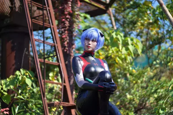 「【コスプレ】3月30日は「綾波レイ」の誕生日！プラグスーツ姿が美しすぎる、神秘的な“青のヒロイン”の魅力をお届け【写真22枚】」の画像