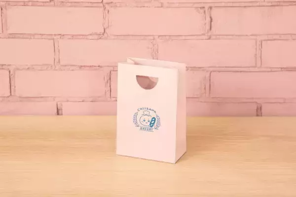 「「ちいかわベーカリー ポップアップショップ」が原宿にオープン！パン屋さん衣装のキャラグッズなどを展開」の画像