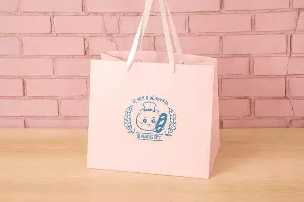 「「ちいかわベーカリー ポップアップショップ」が原宿にオープン！パン屋さん衣装のキャラグッズなどを展開」の画像