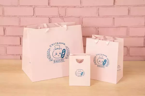 「「ちいかわベーカリー ポップアップショップ」が原宿にオープン！パン屋さん衣装のキャラグッズなどを展開」の画像