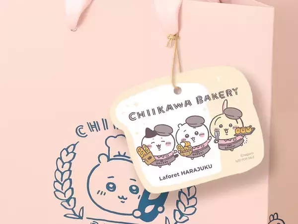 「「ちいかわベーカリー ポップアップショップ」が原宿にオープン！パン屋さん衣装のキャラグッズなどを展開」の画像