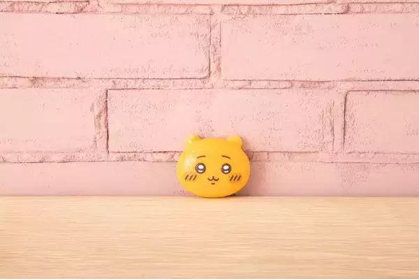 「「ちいかわベーカリー ポップアップショップ」が原宿にオープン！パン屋さん衣装のキャラグッズなどを展開」の画像