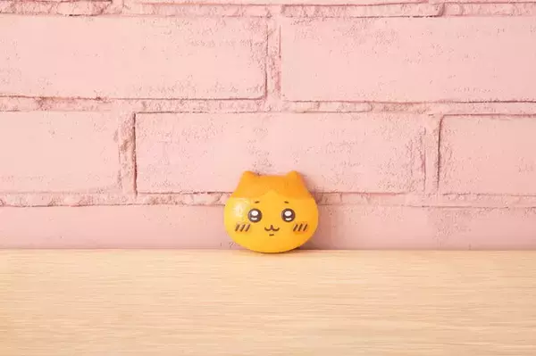 「「ちいかわベーカリー ポップアップショップ」が原宿にオープン！パン屋さん衣装のキャラグッズなどを展開」の画像